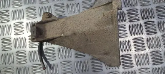 Engine mounting bracket