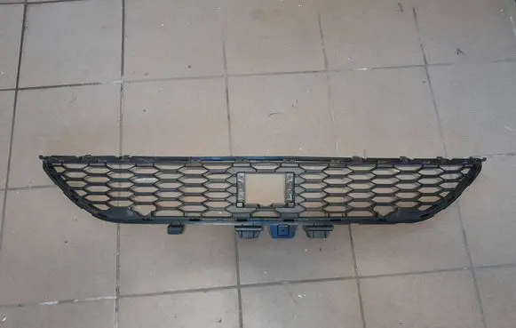 Dacia Sandero Front bumper lower grill 622543243R