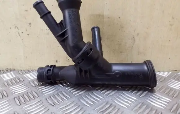 Volkswagen PASSAT B8 Engine coolant pipe/hose 04L121026Q