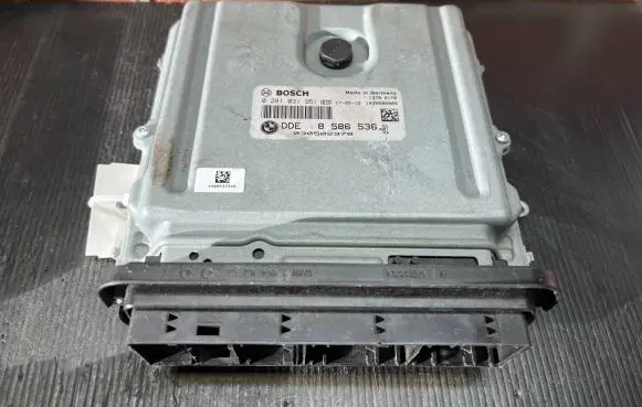 BMW 5 F10 F11 Engine control unit/module 8586536 030502978 0281031951