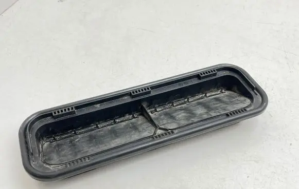 Quarter panel pressure vent