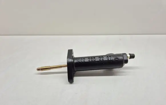 Mercedes-Benz Vito Viano W638 Clutch master cylinder 0022952207