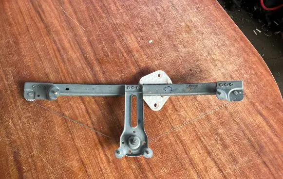 Dacia Logan I Rear door manual window regulator 118482