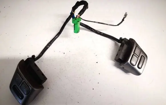 Steering wheel buttons/switches