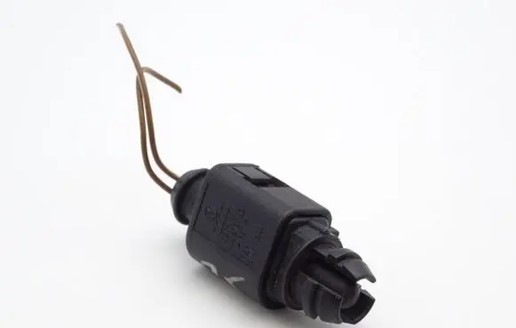 Volkswagen PASSAT B5 Outside/exterior temperature sensor 8Z0820535