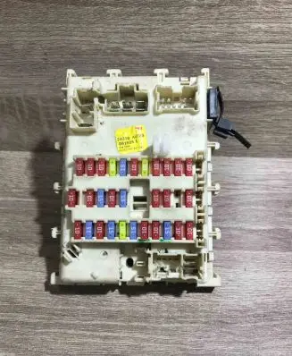 Nissan Primera Fuse module 24350av700