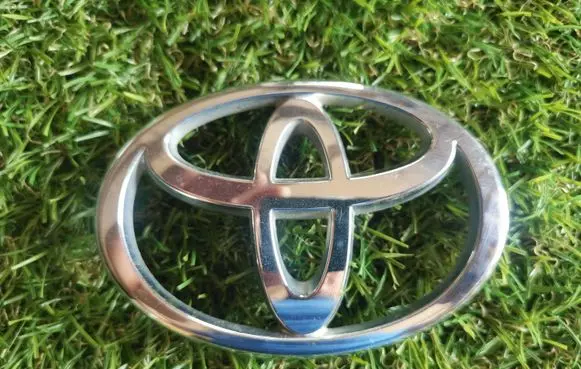 Toyota Avensis Verso Manufacturers badge/model letters 