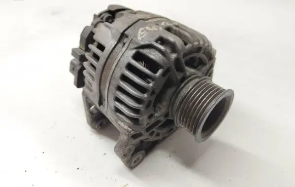Volkswagen Golf IV Generator/alternator 028903028C