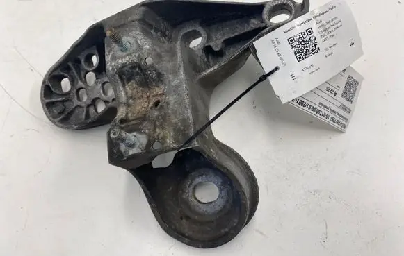 Engine mounting bracket