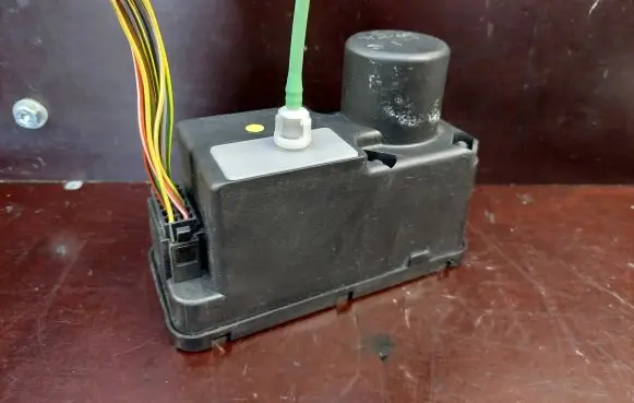 Volkswagen PASSAT B4 Central locking vacuum pump 1H0962257E