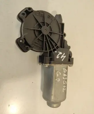 Nissan Qashqai+2 Rear door window regulator motor 402190A