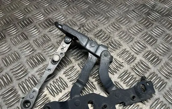Engine bonnet/hood hinges