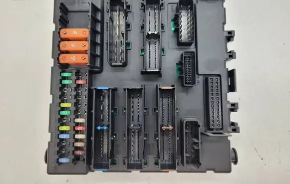 Opel Vectra C Fuse box set 13205776AUTOFROST