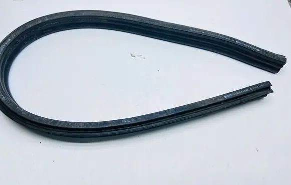 BMW 5 G30 G31 G38 Engine compartment rubber 4M0823723