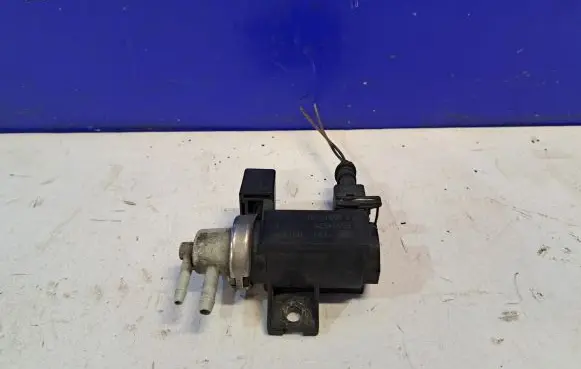 Engine mount vacuum valve