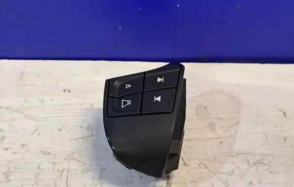 Volvo V50 Steering wheel buttons/switches 8637491 758588