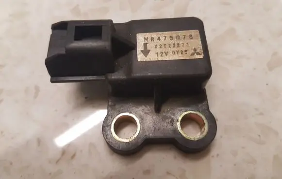 Mitsubishi Pajero Airbag deployment crash/impact sensor MR475078