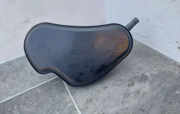Audi A4 S4 B6 8E 8H Vacuum air tank 8D0131541B