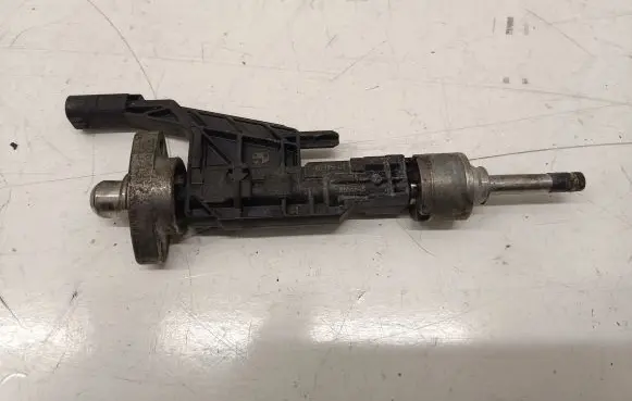 BMW 1 F40 Fuel injector 8656548