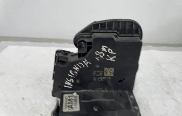 Opel Insignia B Front door lock 13597527
