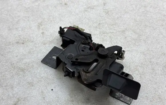 Engine bonnet/hood lock/catch