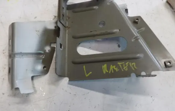 Renault Master III Fender mounting bracket