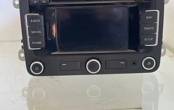 Volkswagen Touran II Radio/CD/DVD/GPS head unit 2K0035279B VWZAZ2P0603527