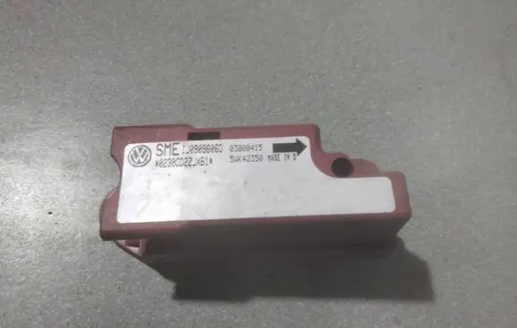 Volkswagen Golf IV Airbag deployment crash/impact sensor 1J0909606D 03000415 5WK42350