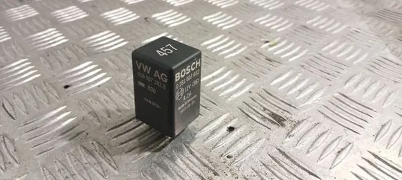 Volkswagen PASSAT B8 Glow plug pre-heat relay 038907281B