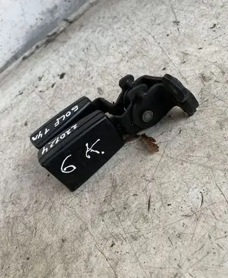 Volkswagen Golf VII Rear seatbelt buckle