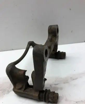 Volkswagen PASSAT B6 Brake caliper pad carrier rear 