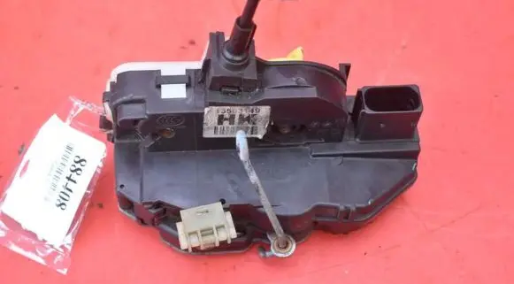 Chevrolet Cruze Front door lock 13503149