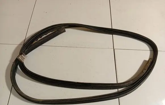 Nissan Almera Tino Rubber seal front coupe door 