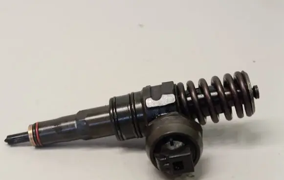 Volkswagen Golf IV Fuel injector 038130073BA