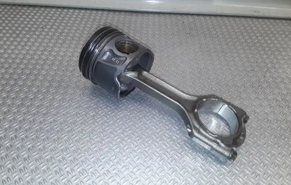 Opel Insignia A Piston with connecting rod 