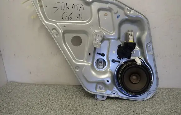 Hyundai Sonata Front door window regulator with motor