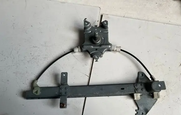 Rear door manual window regulator