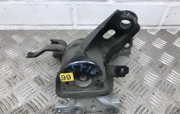 Lexus CT 200H Engine mount bracket
