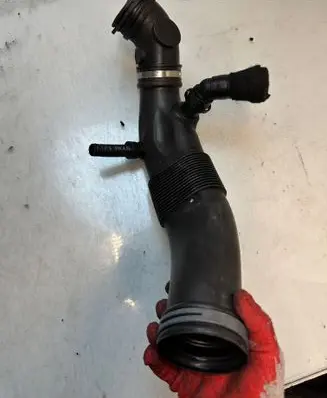 Audi A4 S4 B7 8E 8H Turbo air intake inlet pipe/hose 06B133356