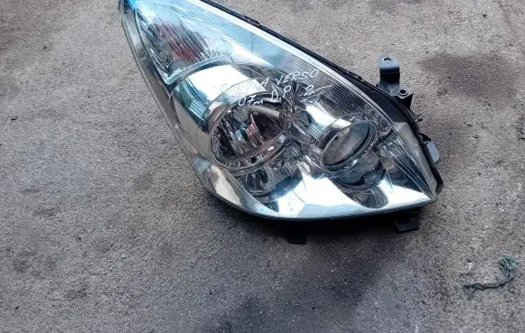 Toyota Corolla Verso E121 Headlight/headlamp