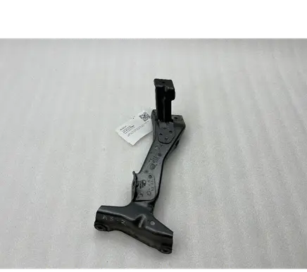 Audi A3 S3 8V Fender mounting bracket 8V0821131 8V0821135