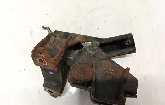 Engine mount bracket