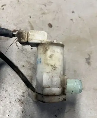 Nissan X-Trail T30 Windscreen/windshield washer pump 2224615A