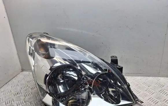 Toyota Corolla Verso AR10 Headlight/headlamp 811300F010