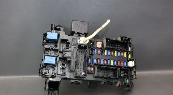 Suzuki Grand Vitara II Fuse module 08386E1964J2 6E19 64J2