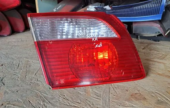 Mazda 626 Tailgate rear/tail lights 22661919