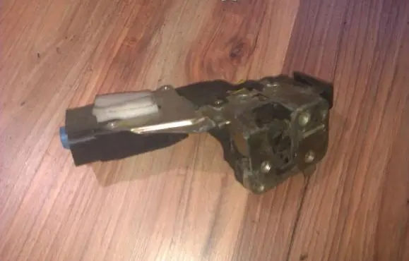 Mitsubishi Carisma Front door lock