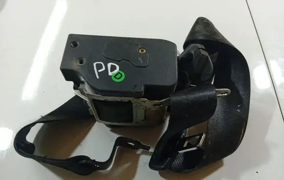 Volkswagen Polo IV 9N3 Front seatbelt 04167056
