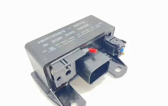 Mercedes-Benz E W211 Glow plug pre-heat relay 0285454032