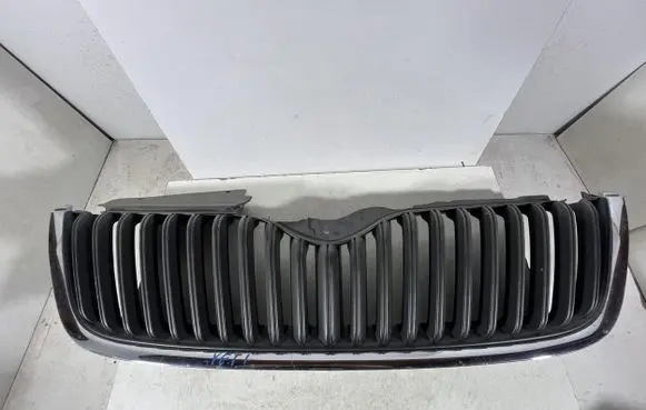 Skoda Yeti (5L) Front bumper upper radiator grill 5L0853668